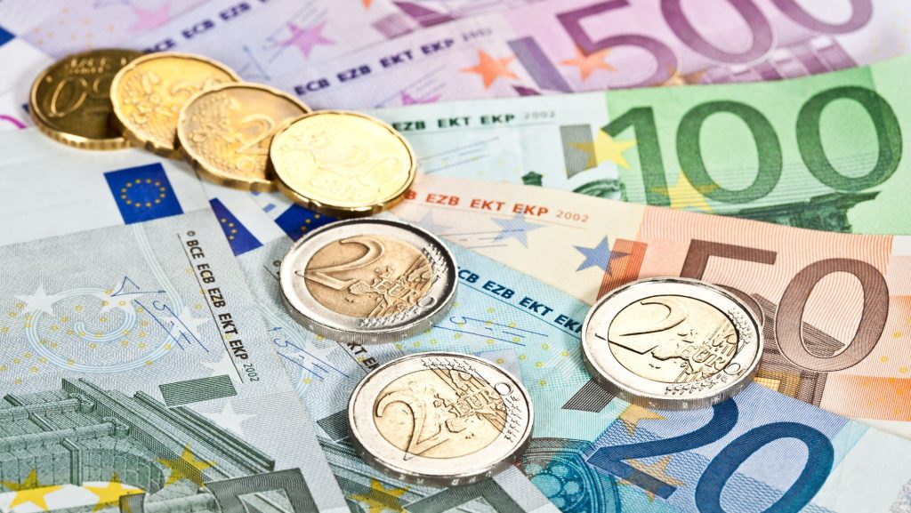 Euro money: closeup of banknotes and coins Keyphrase: Geld, Armoede, Euro