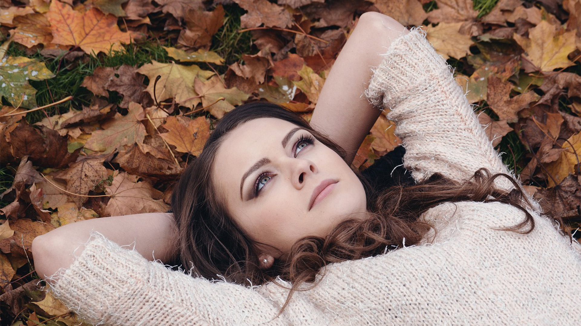 Vrouw liggend tussen de bladeren