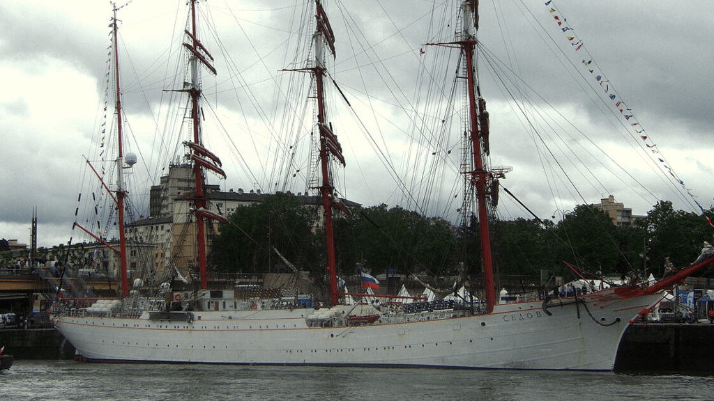 De Sedov, oorspronkelijk grootste schip van SAIL Amsterdam.
Raphodon, Wikimedia Commons