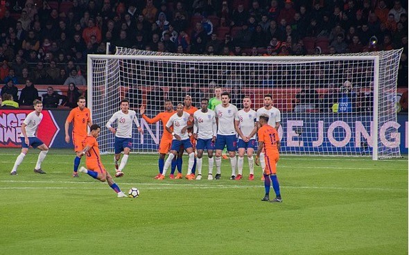 Depay met een heerlijke vrije trap tegen Engeland wat ook zijn laatste wedstrijd was voor Oranje.