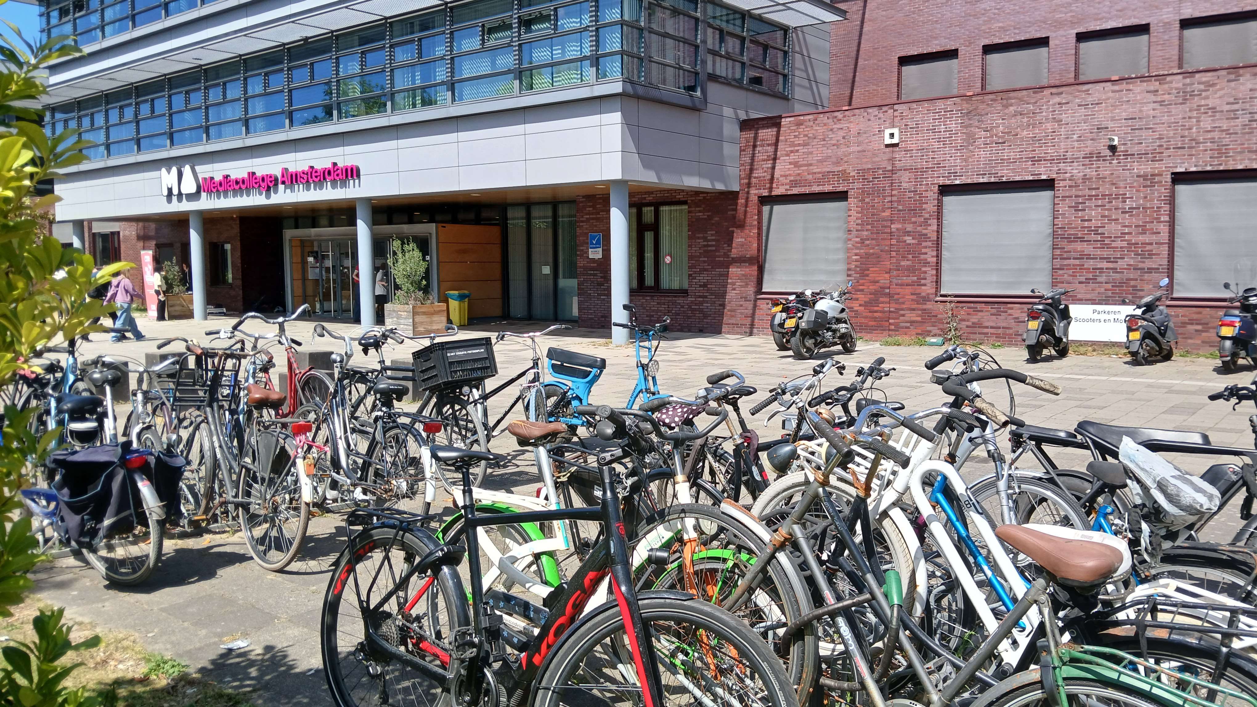Fiets naar het werk dag bij het Mediacollege in Amsterdam Bron: Milan van Dijk