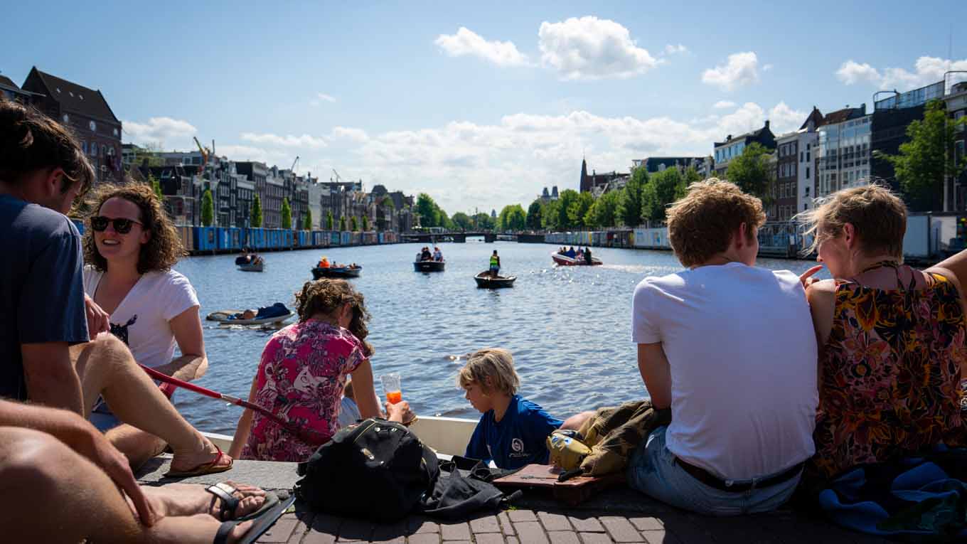 Mensen aan het water zijn aan het genieten van zonnig weer. Foto via reve.art gegenereerd door AI.