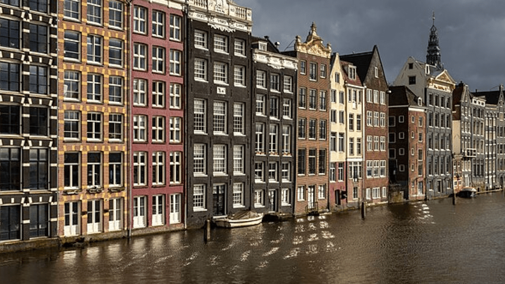 Gebouwen in Amsterdam-Centrum (voorbeeld van studentenkamers)
Bron: Wikimedia Commons (Txllxt TxllxT)