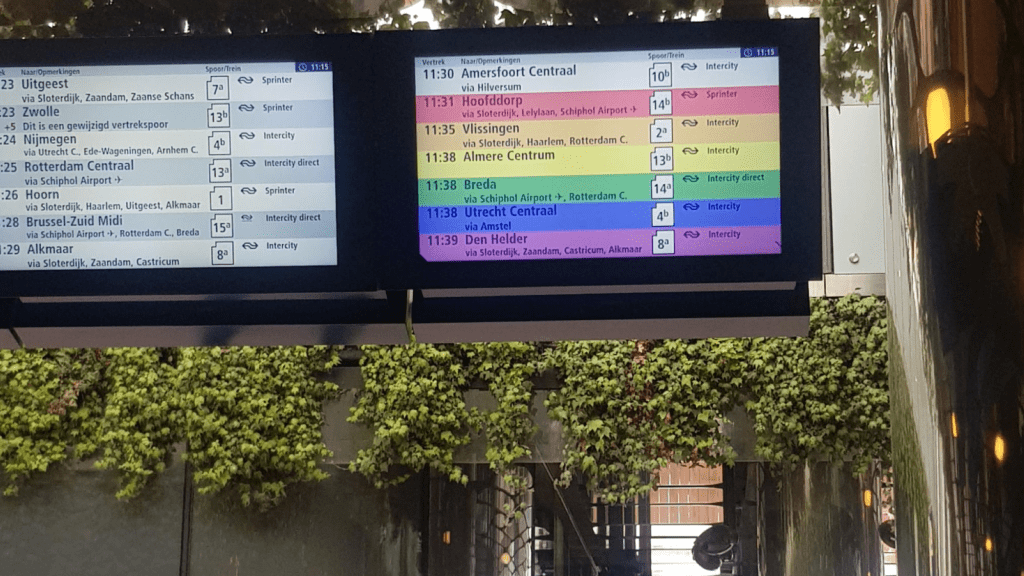 Leuk feitje: Tijdens Pride Amsterdam zijn sommige van de NS-informatie bord hebben de kleuren van de regenboog flag.

Bron: Morgan (Zelfgemaakt)