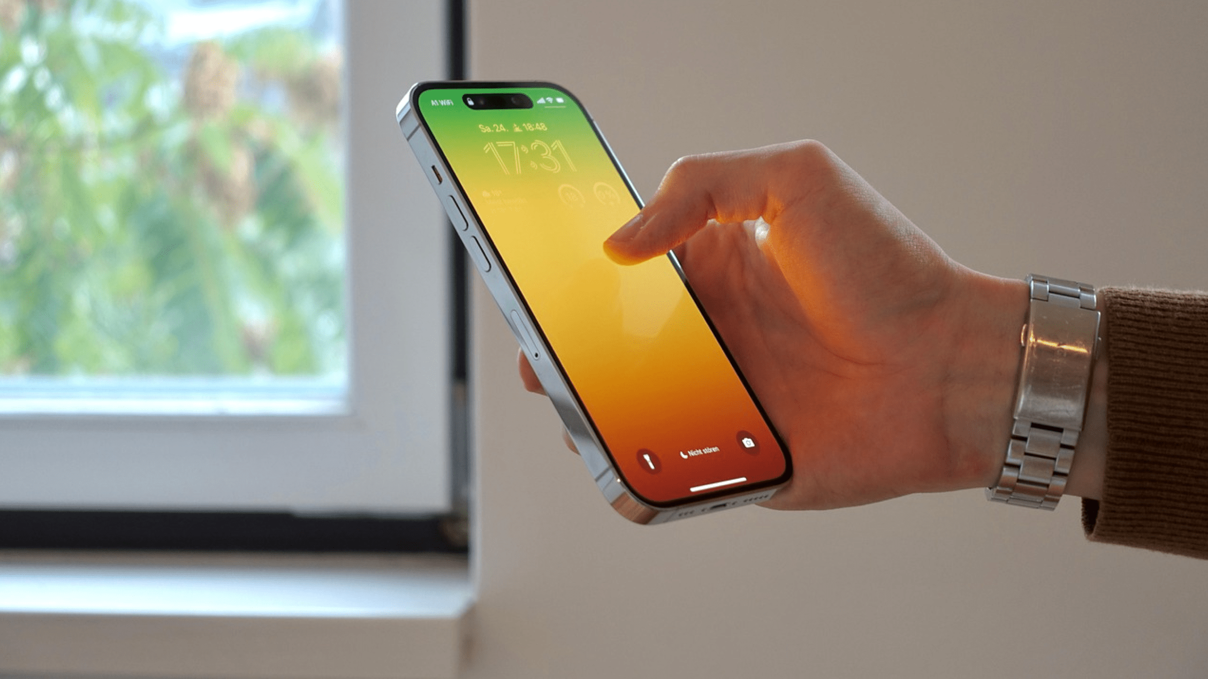 iPhone 16 in hand. Bron: lukgehr Pixabay