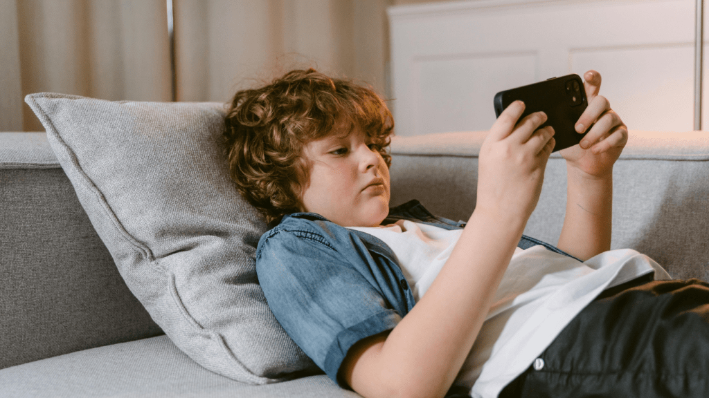 Jongen op smartphone.
Bron: Tima Miroshnichenko (Pexels)