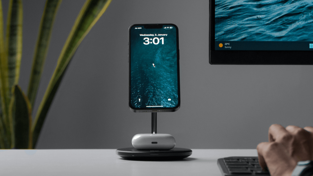 iPhone & Airpods op bureau.
Bron: Sayan Majhi (Unsplash)