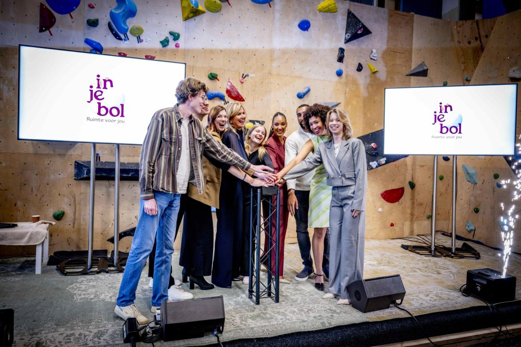 Koningin Máxima met groep jongeren drukken op de knop als lancering voor platform In je bol