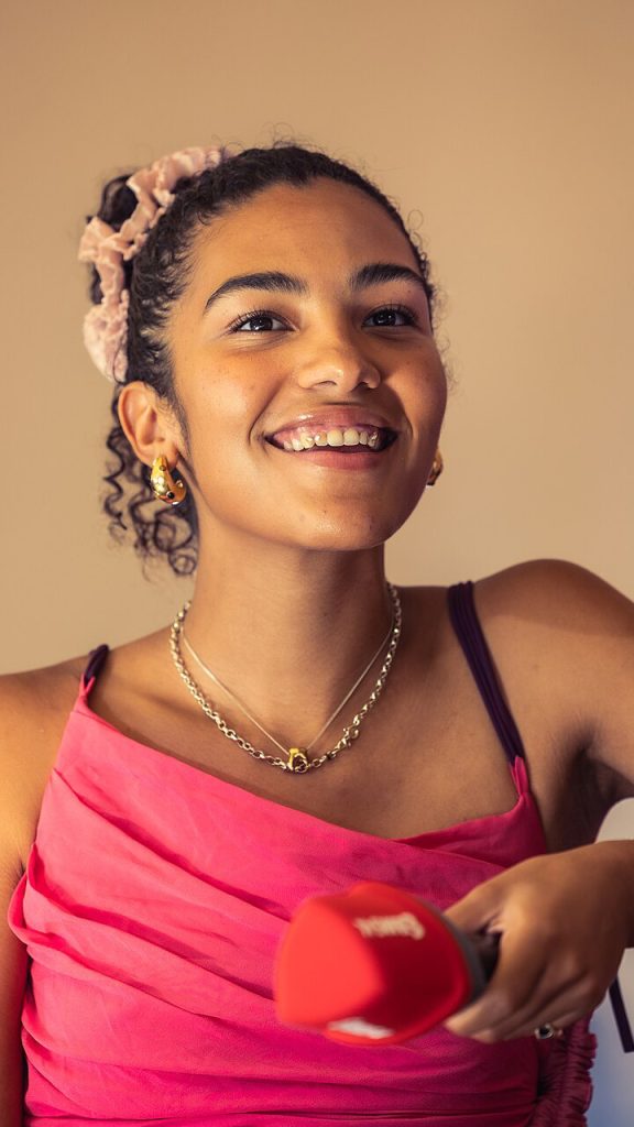 Portret van de Britse zangeres Olivia Dean, bekend van The Man I Need