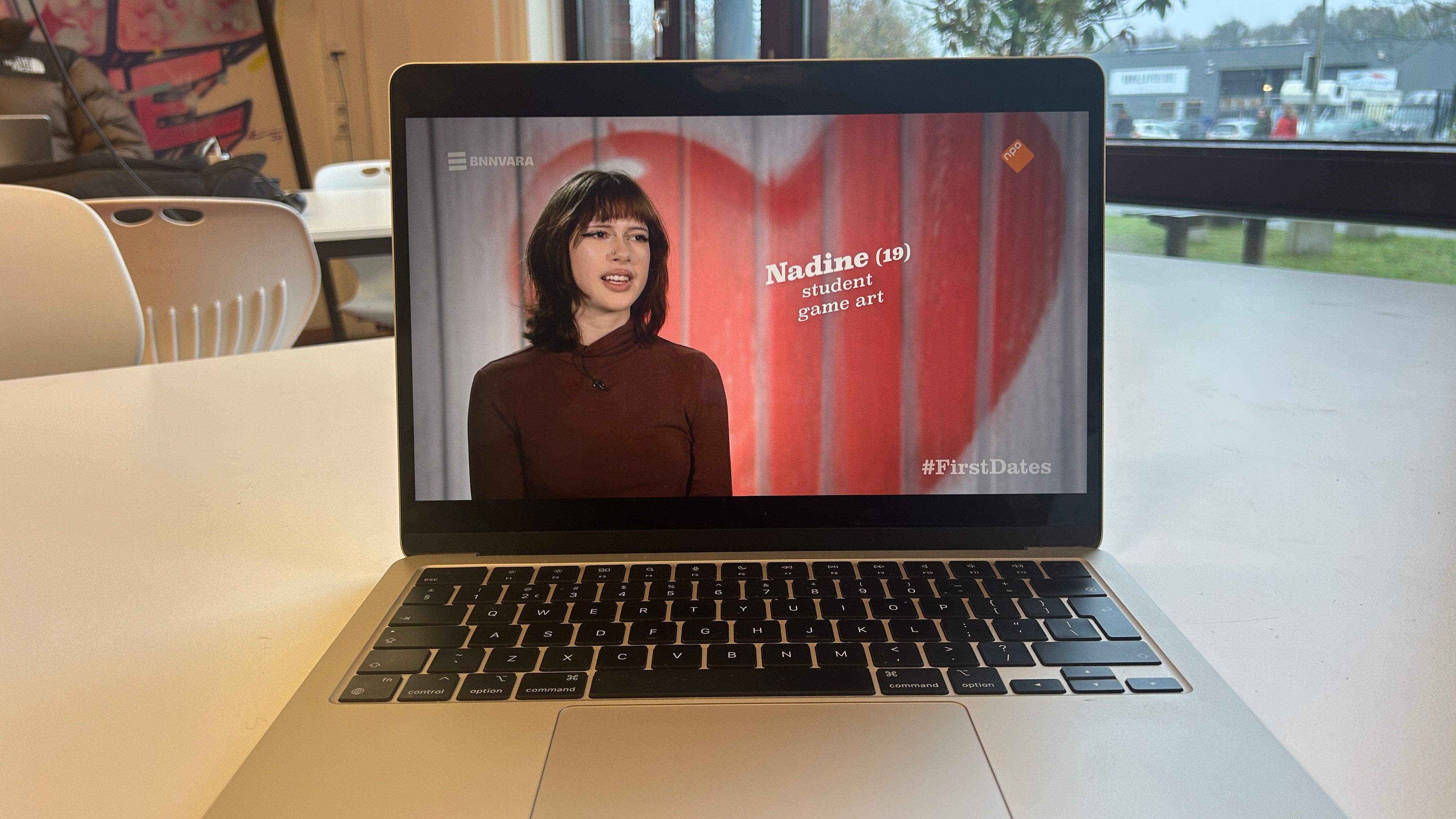 meisje geeft interview