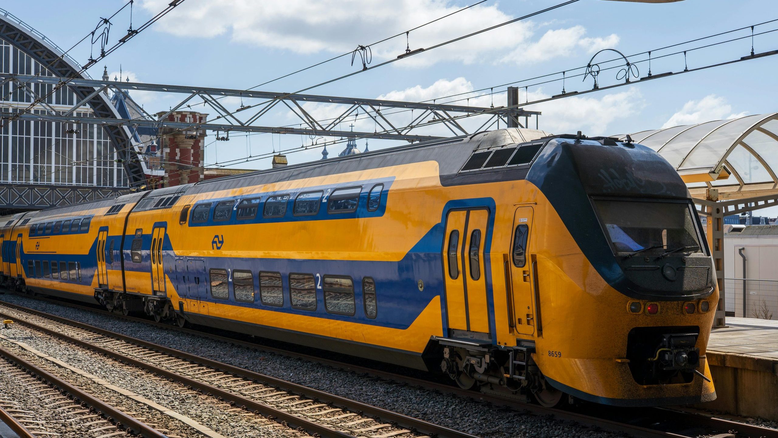 NS trein als voorbeeld van geel-blauwe Flirt Flex-treinen. Bron: Martijn Stoof (Pexels)