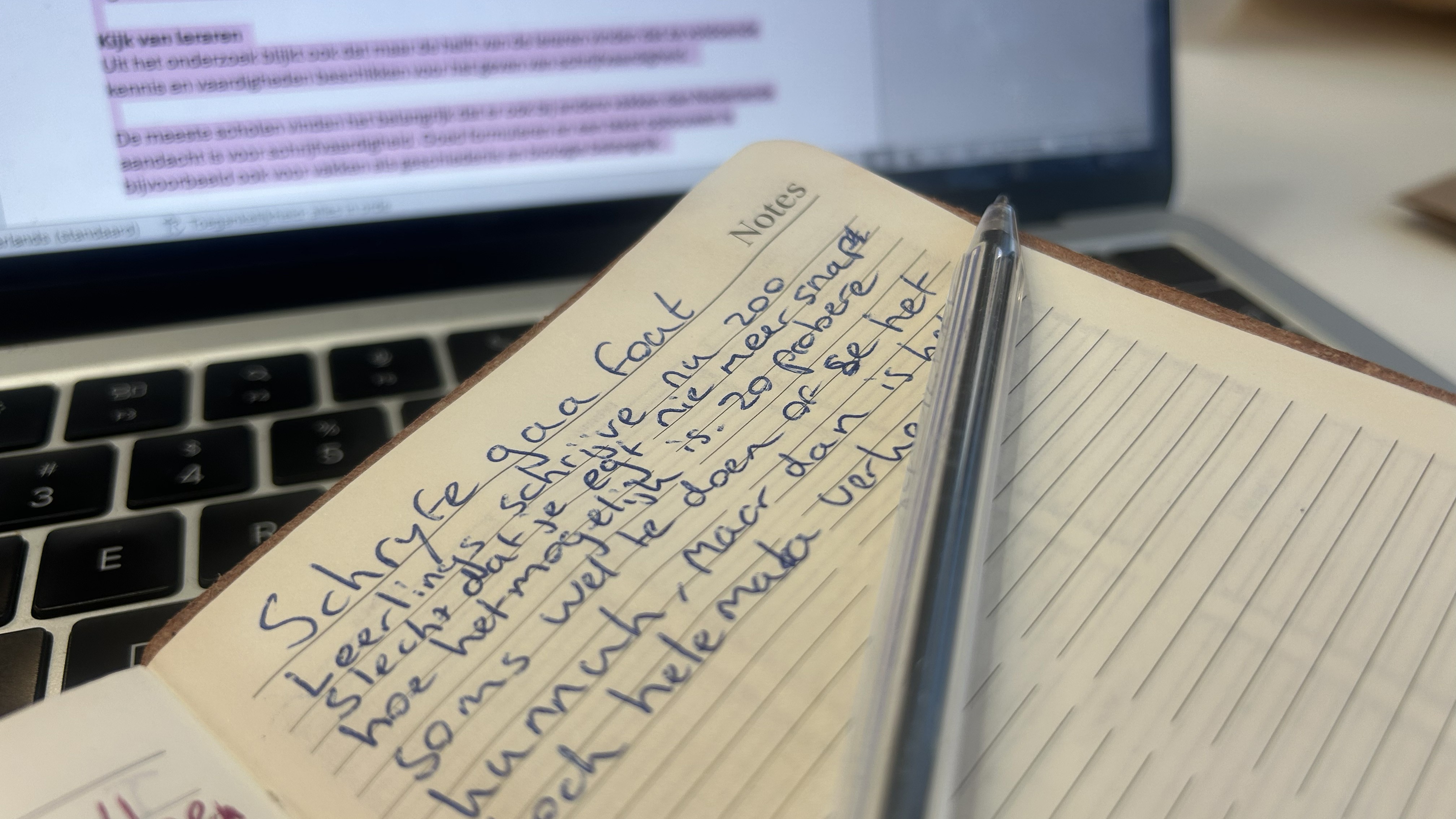 Middelbare scholier die een tekst fout schrijft