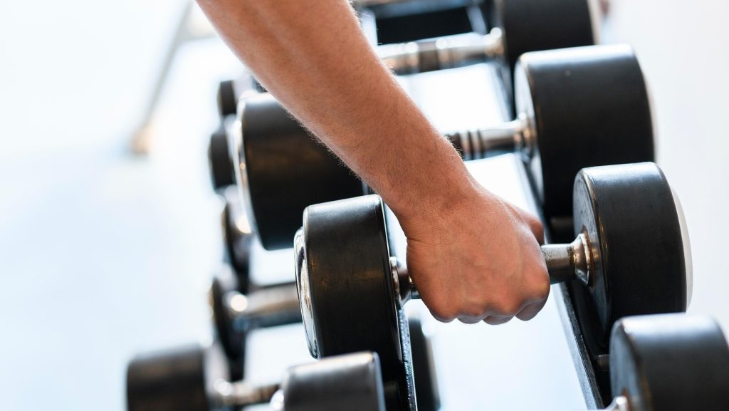 Persoon die spieren gebruikt.
Bron: Engin_Akyurt (Pixabay)