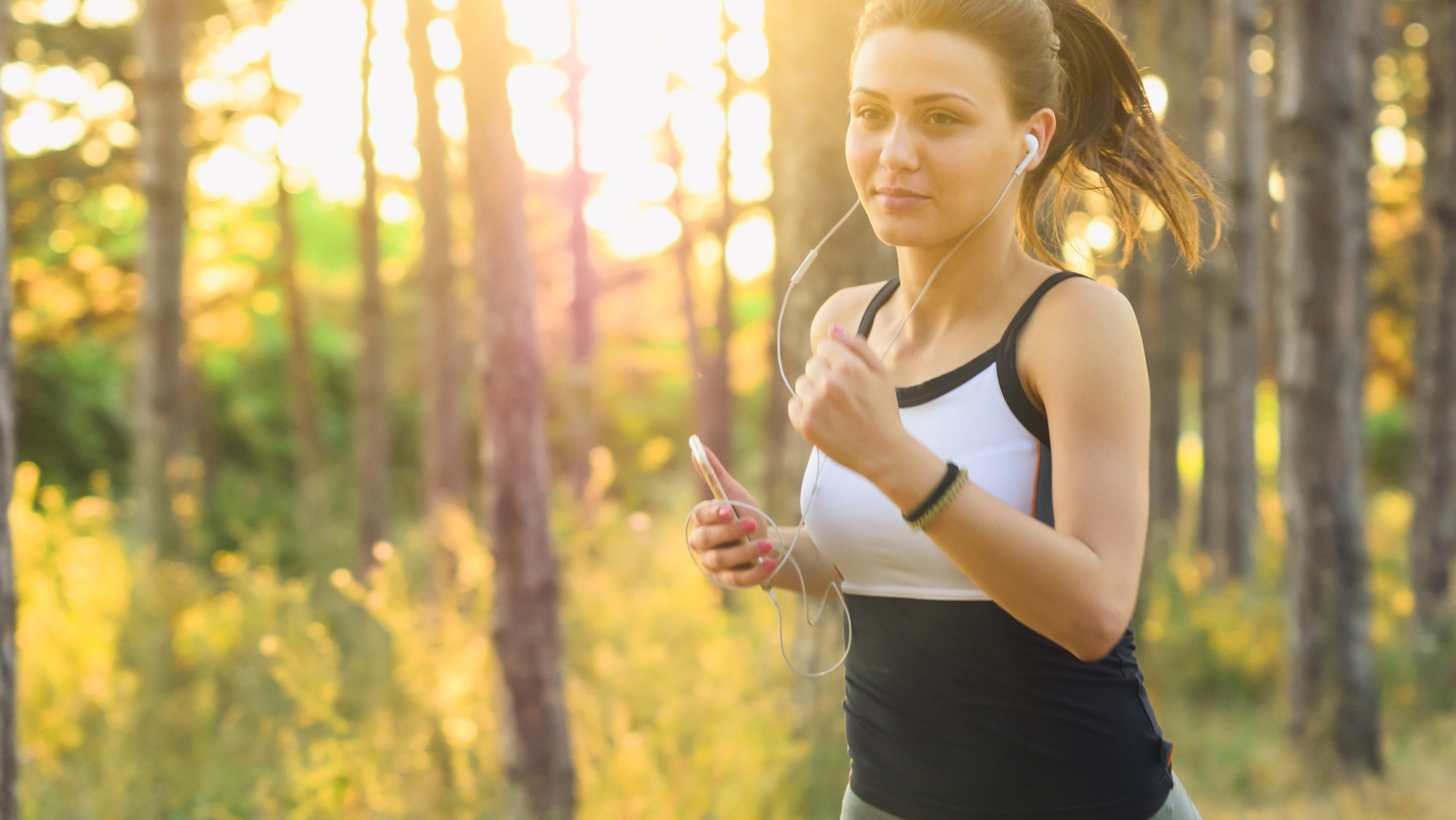 Vrouw die spieren gebruikt om te rennen. Bron: StockSnap (Pixabay)