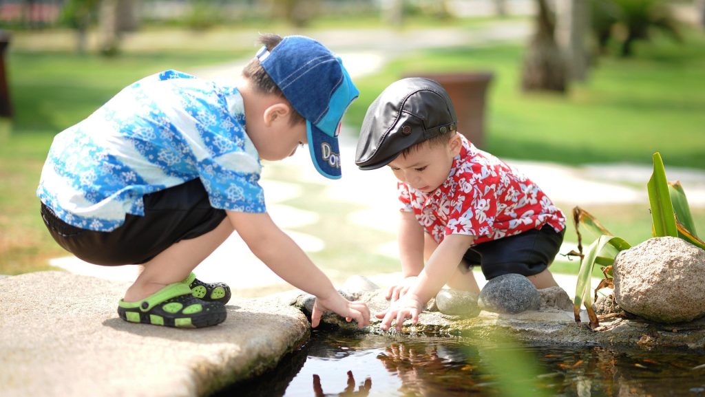 Twee kinderen die spelen Keyphrase: Spierziekte Bron: HaiBaron (Pixabay)