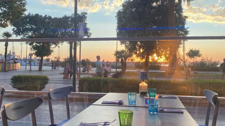 Terras waar je mensen kan kijken