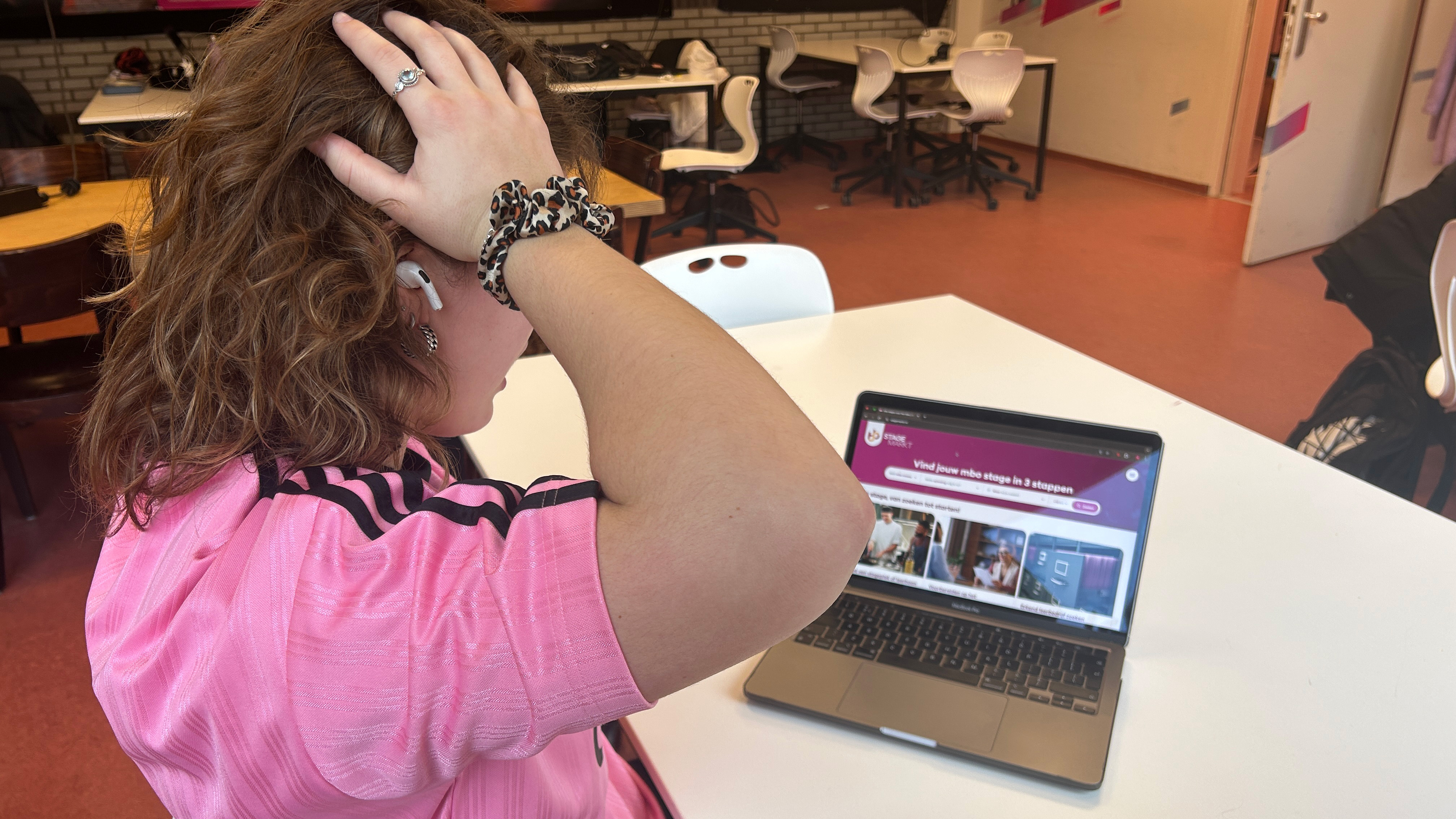 persoon die geschokt kijkt naar laptop