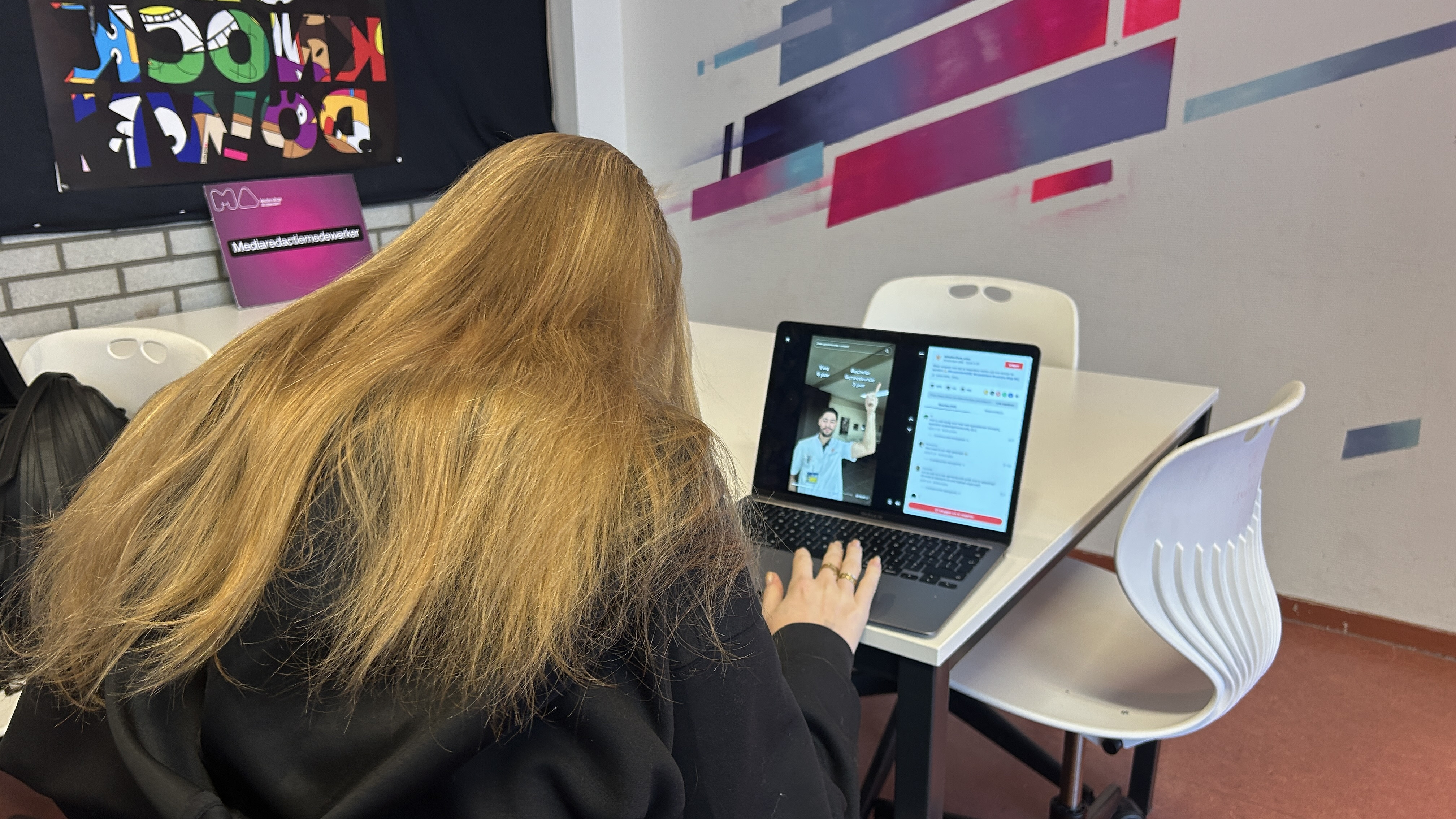 meisje die op TikTok zit.