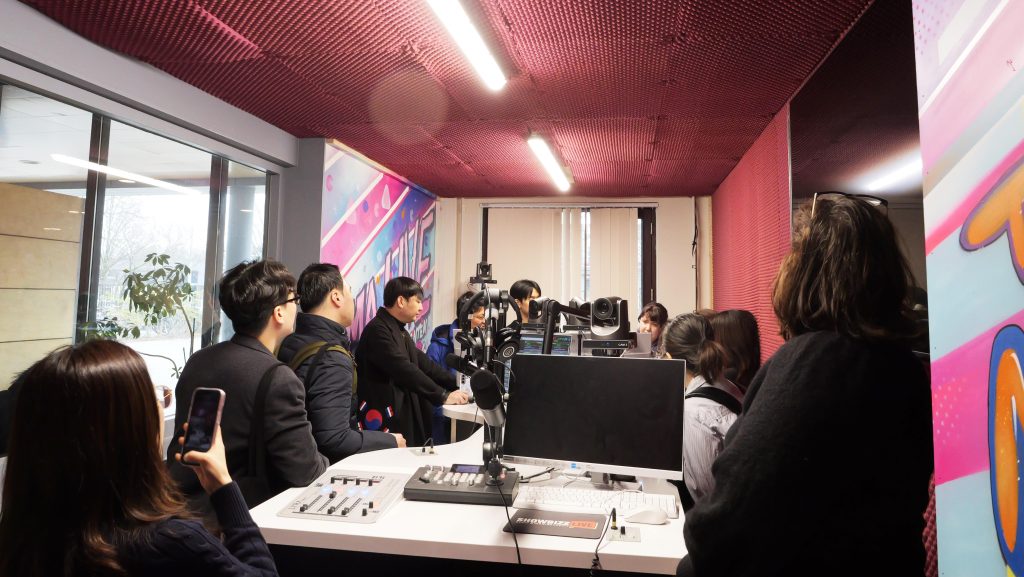 Foto in radio studio van event.

Keyphrase: Zuid-Korea