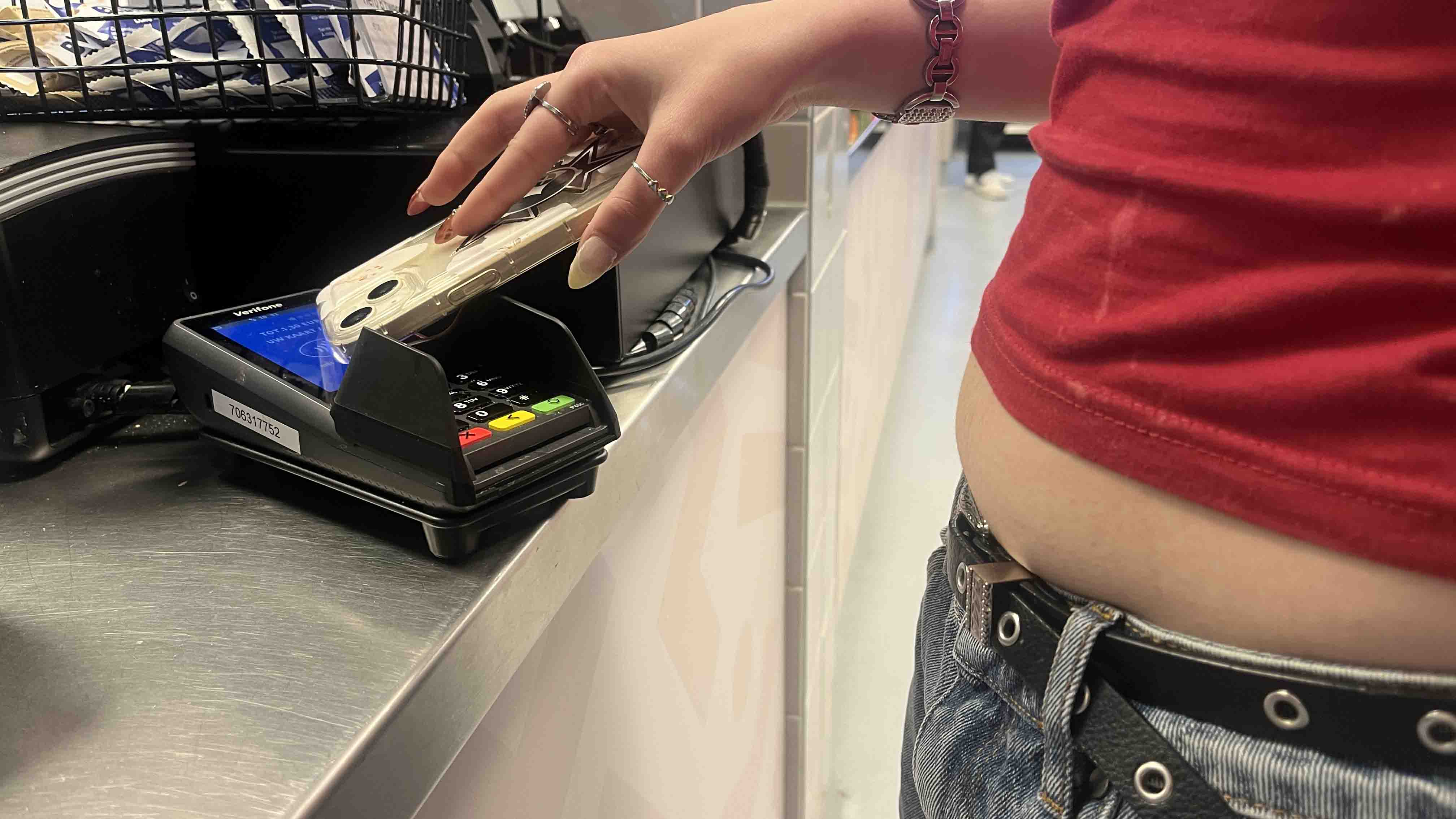 telefoon raakt pinautomaatje