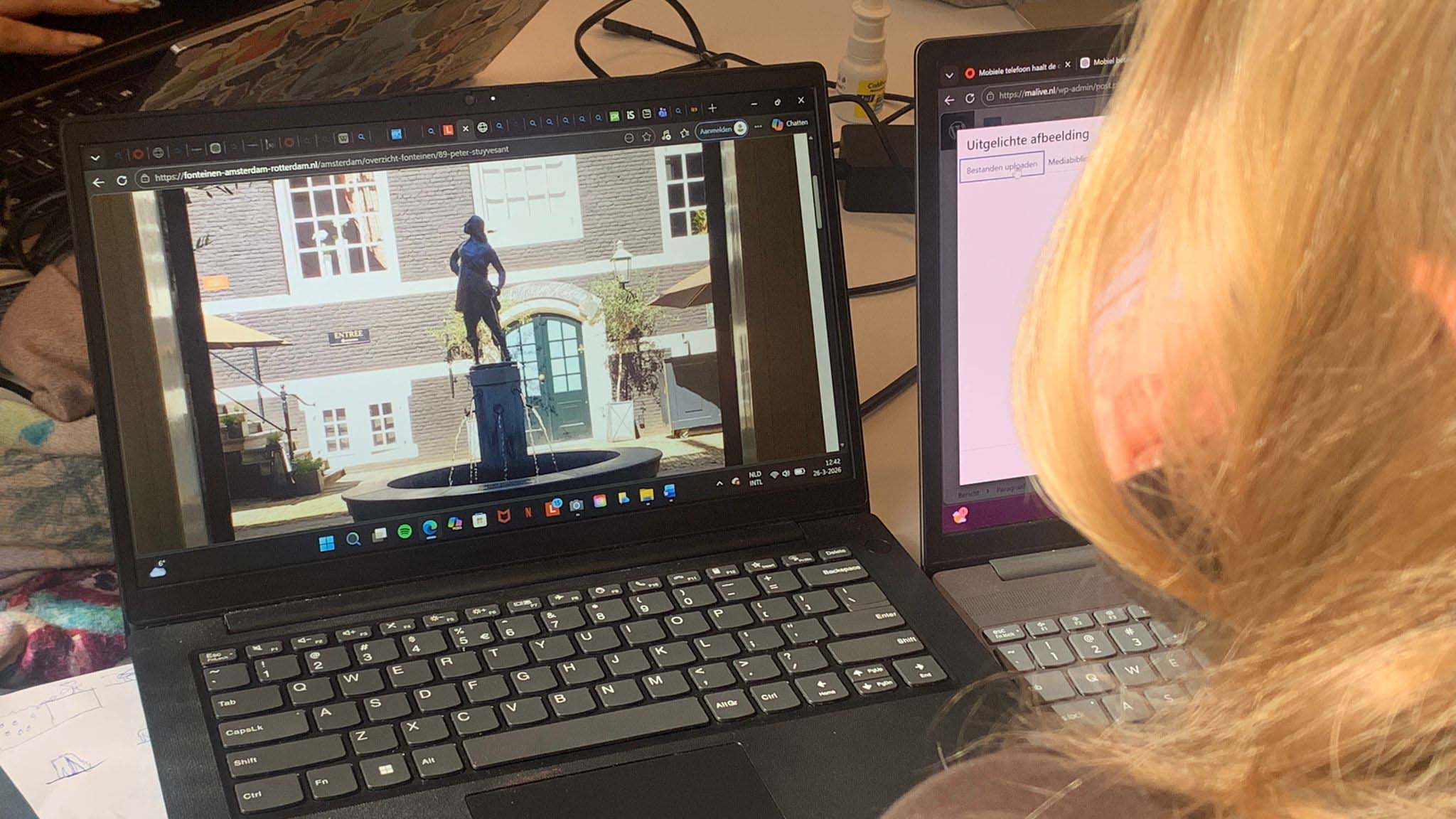 student kijkt naar een standbeeld van Peter Stuyvesant