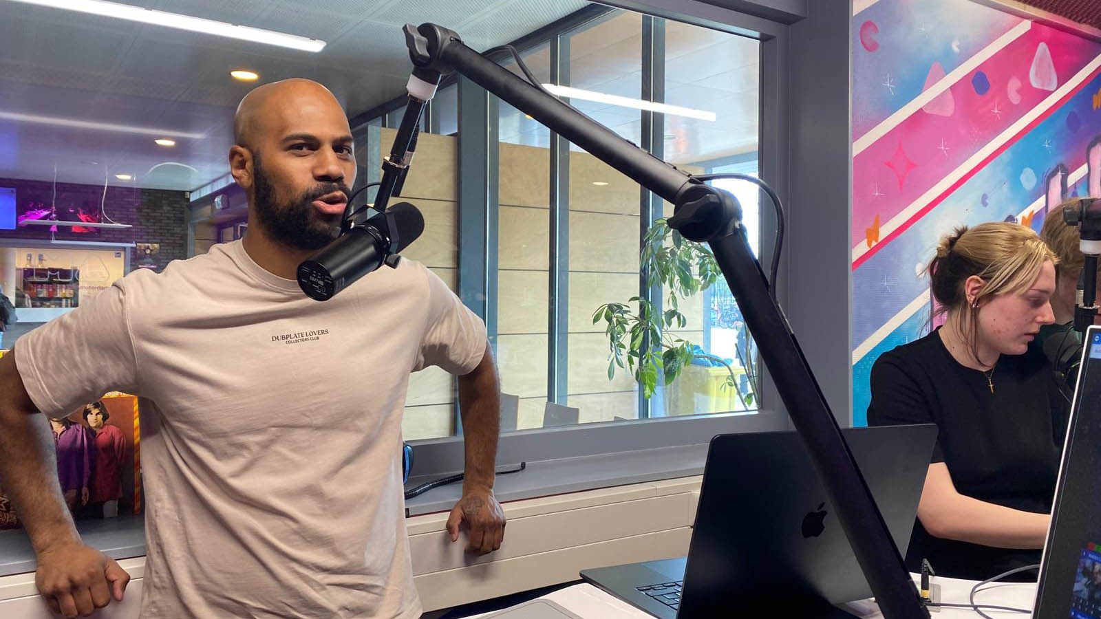 Man bij een microfoon in een radio studio