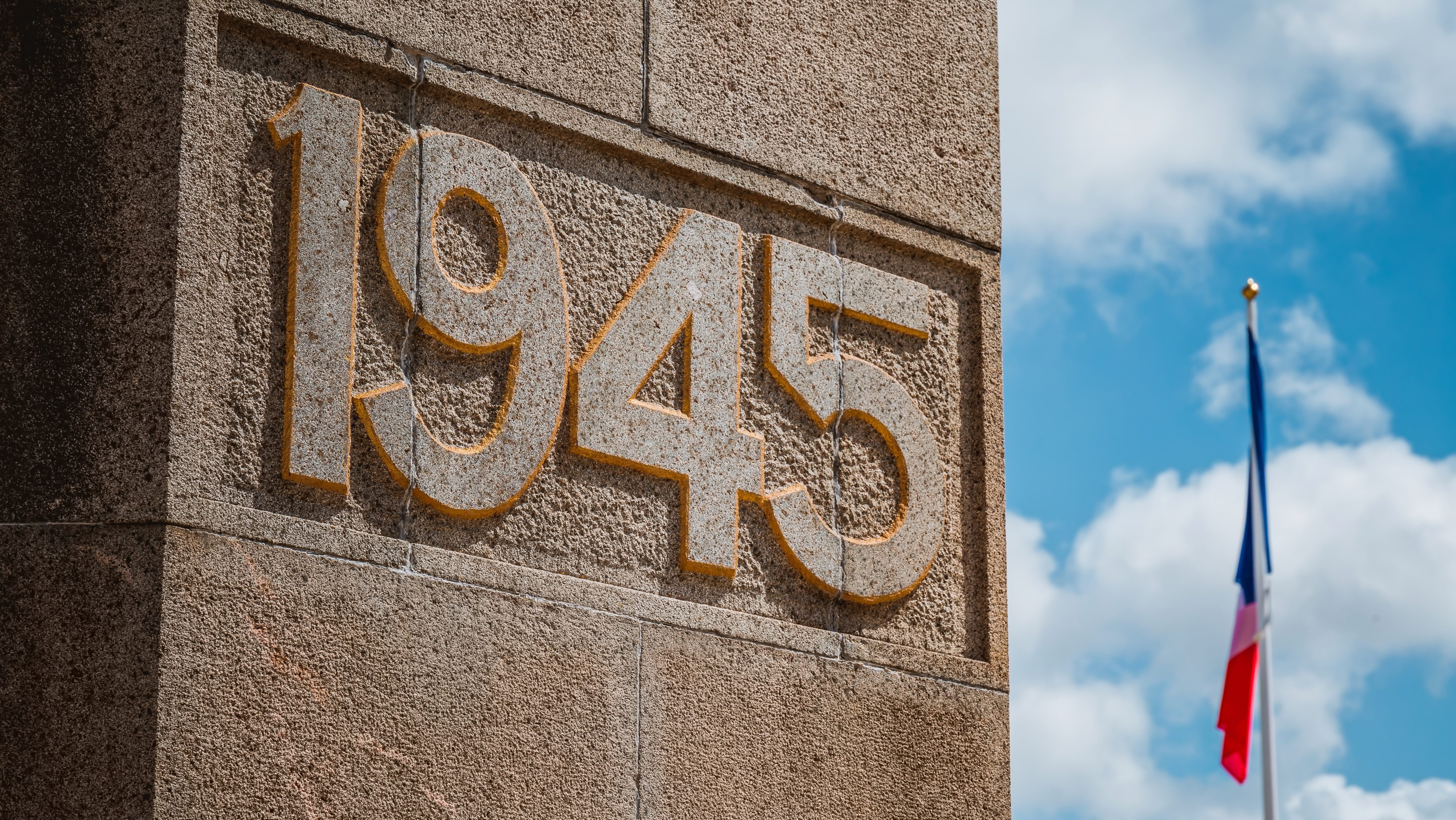 Monument met 1945 erop