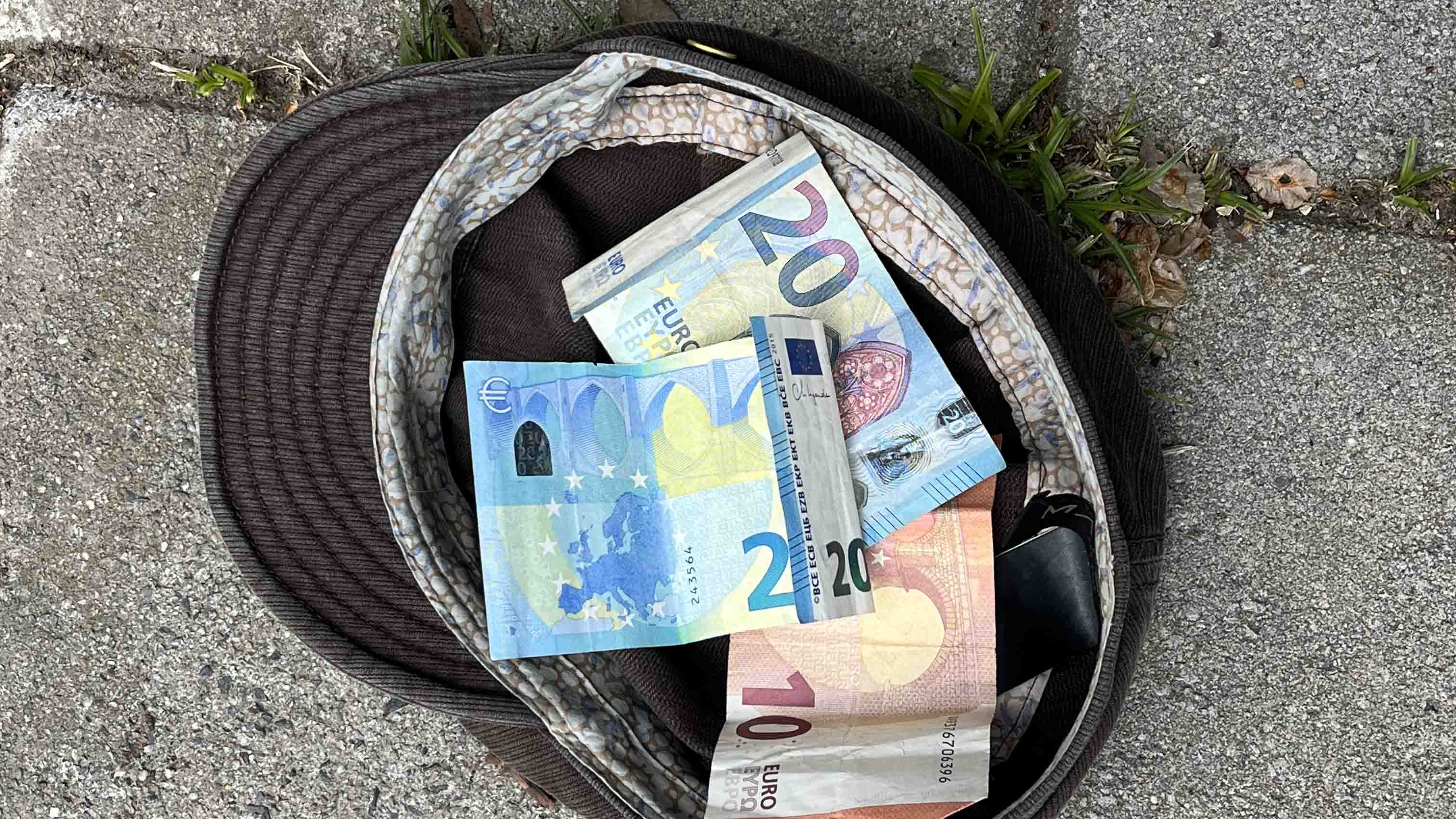 geld in hoedje op straat