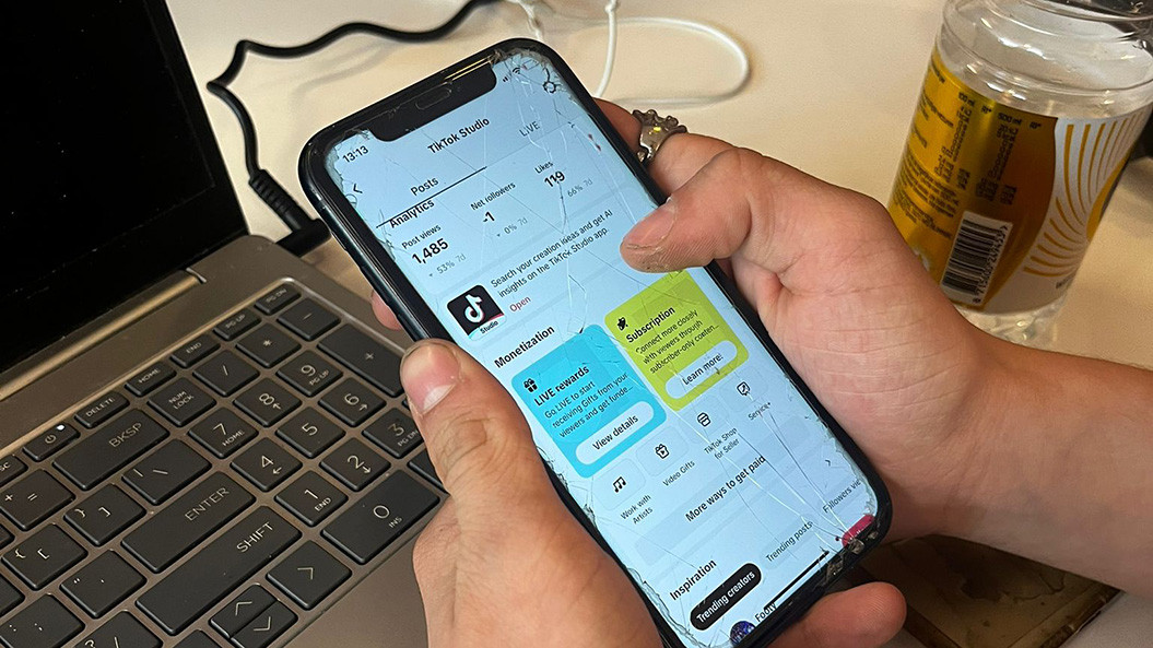 jongere gebruikt TikTok shop op smartphone