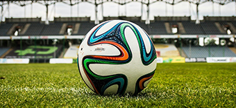 voetbal op een voetbal veld