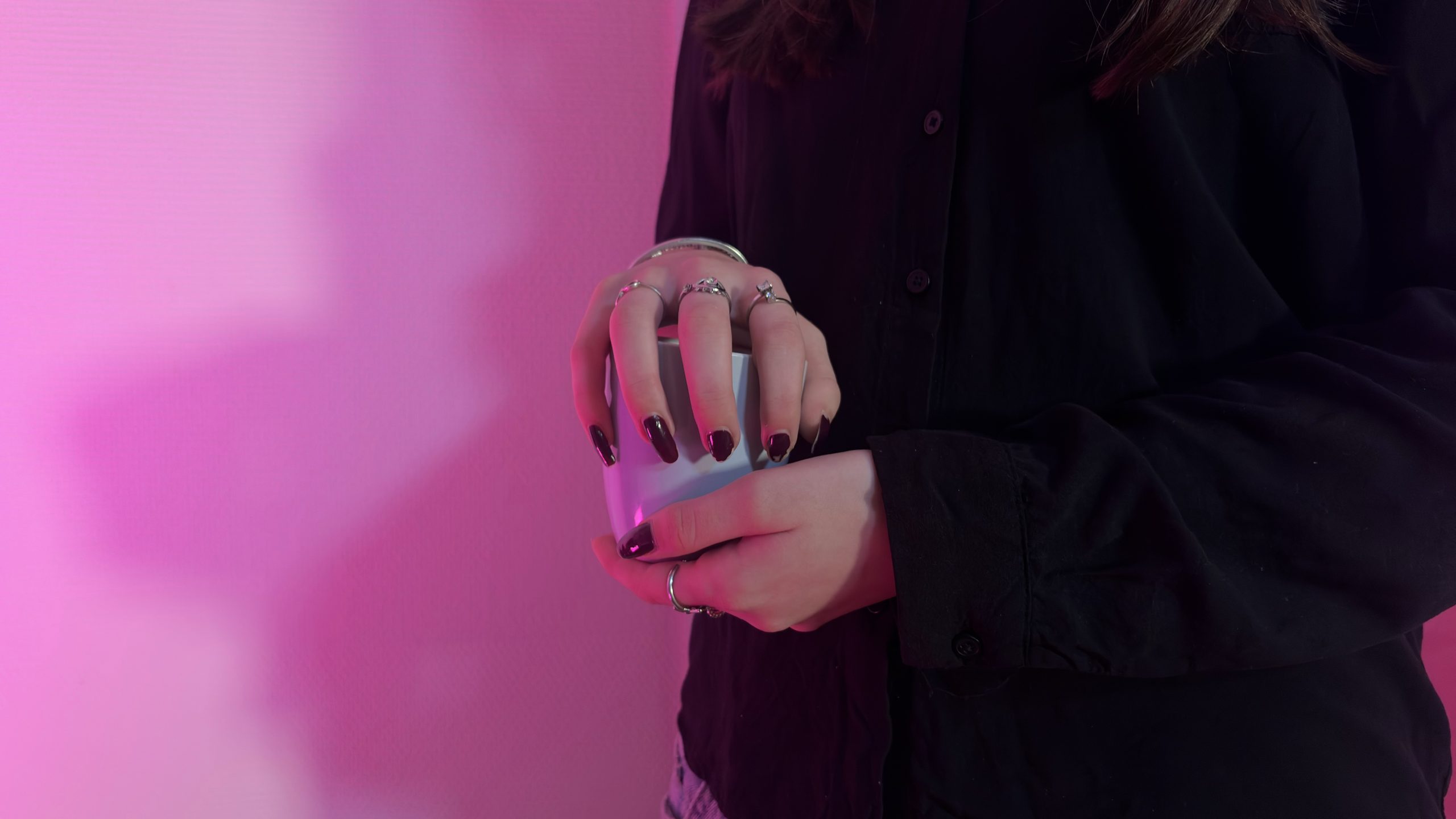 Hand op glas om drogeren tegen te gaan