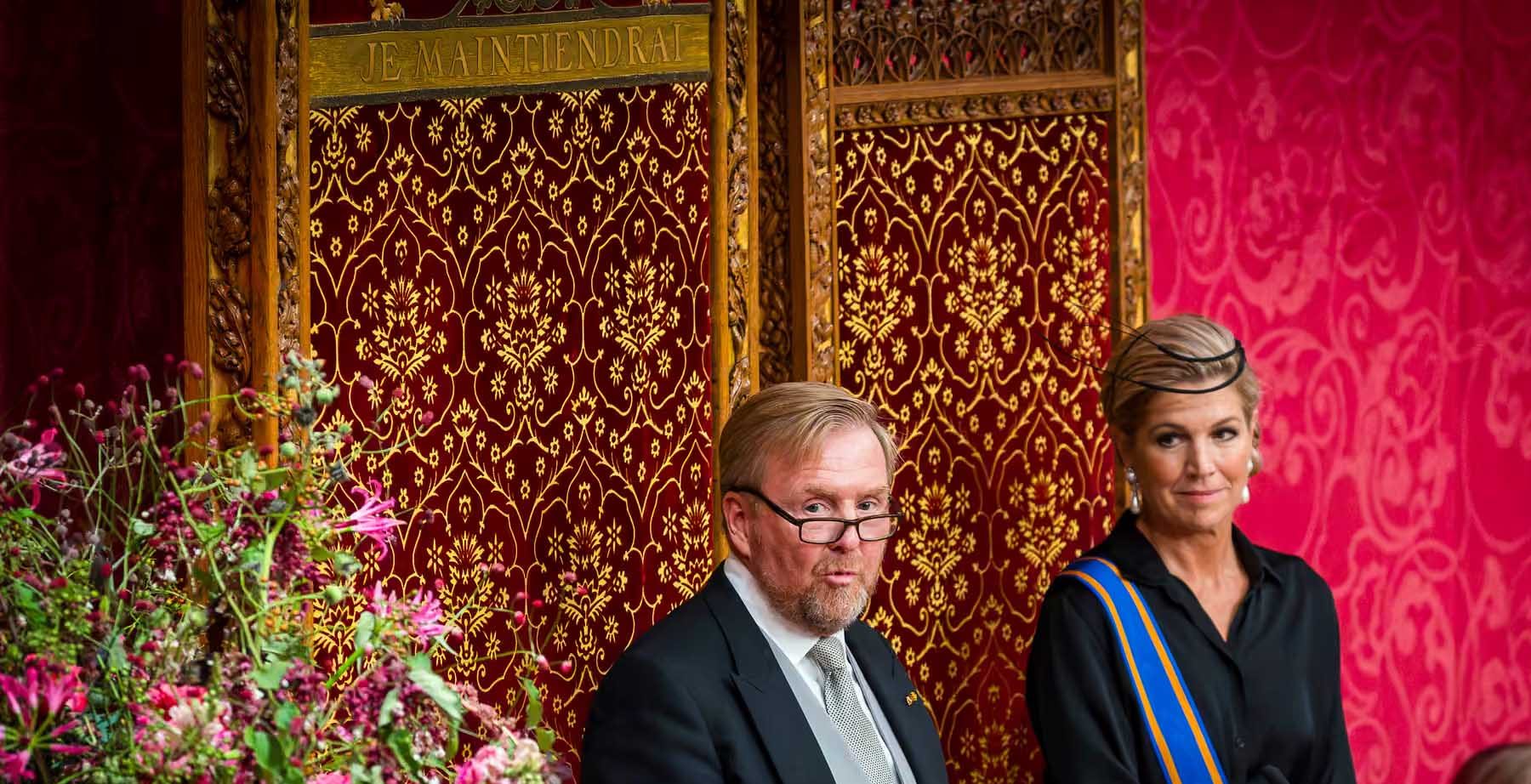 de koning leest de troonrede voor.